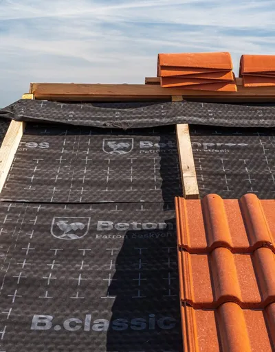 Rekonstrukce střechy: Jak postupovat, abyste ji zvládli v klidu