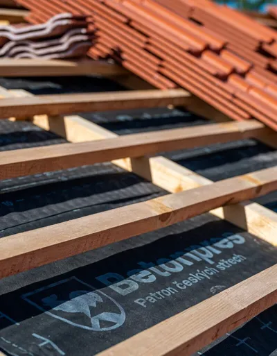 Doplňková hydroizolační vrstva udrží vaši střechu suchou. Ale jak ji správně vybrat?