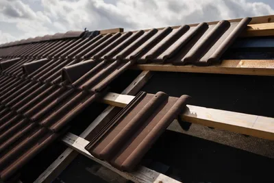 Trendy ve stavebnictví: Rekonstrukce střechy s využitím skládané střešní krytiny