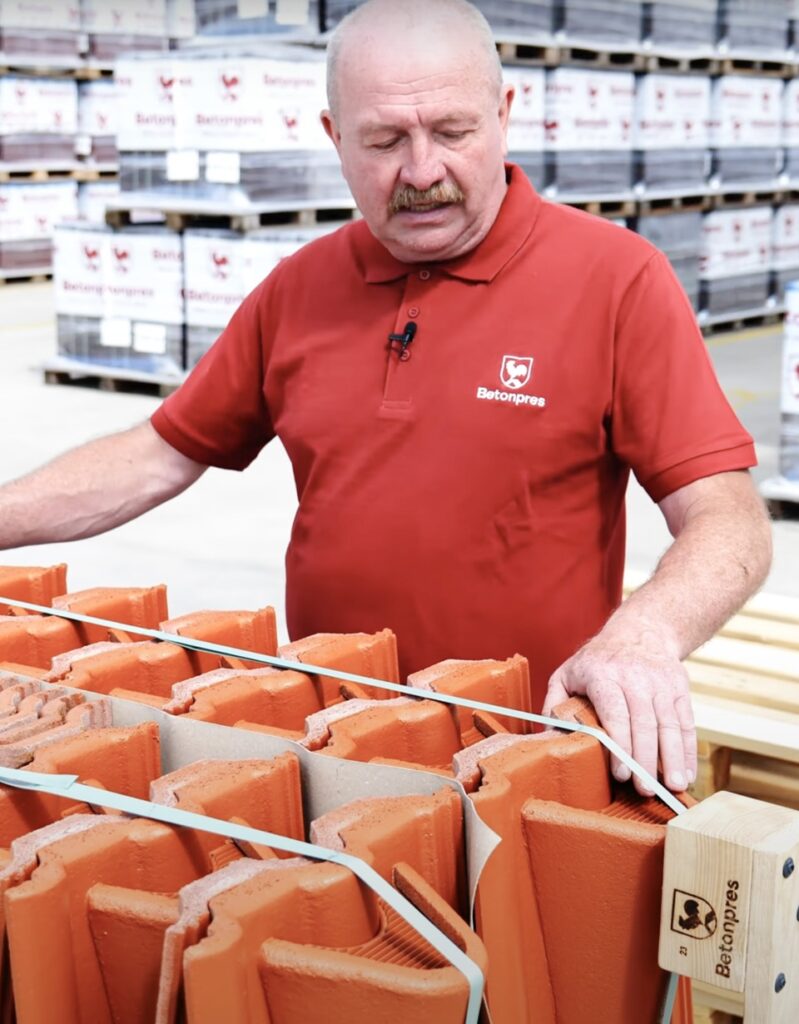 Video návod: Jak správně balit a skladovat střešní tašky od Betonpresu