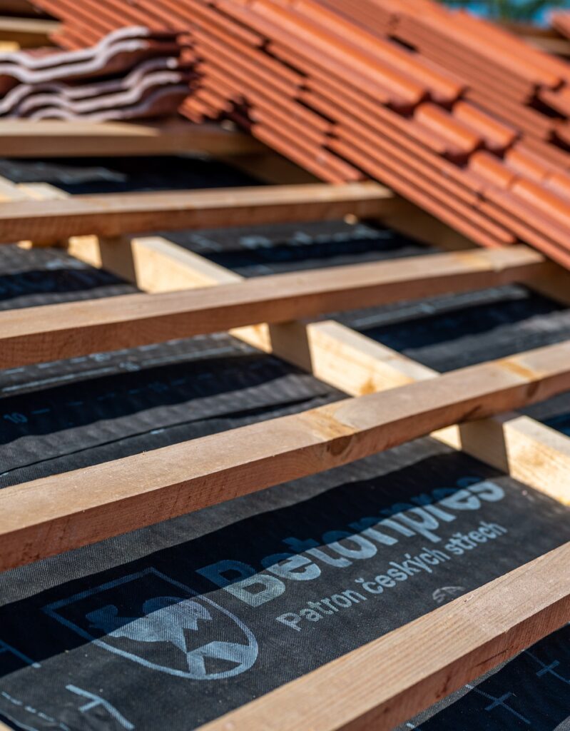 Doplňková hydroizolační vrstva udrží vaši střechu suchou. Ale jak ji správně vybrat?